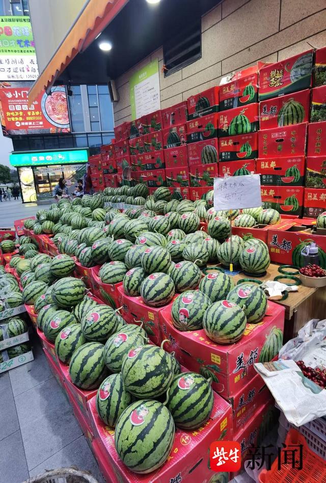 时令水果齐上市，价格不算高，荔枝只要9.9元
