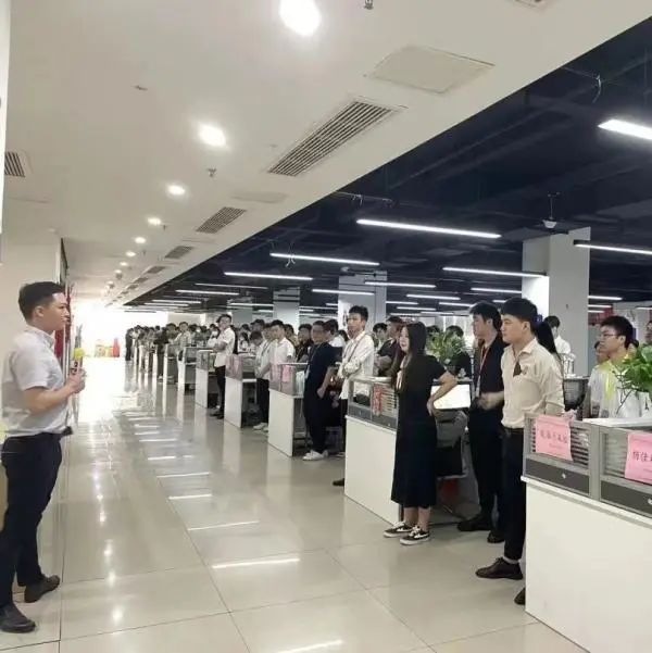 国内“催收巨头”湖南永雄宣布停业震动整个催收行业，员工：“在街上看到皖牌警车后，我辞职了”