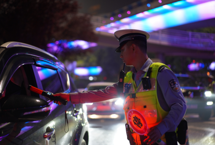 警徽闪耀护平安：九龙坡警方上半年“成绩单”请您查收