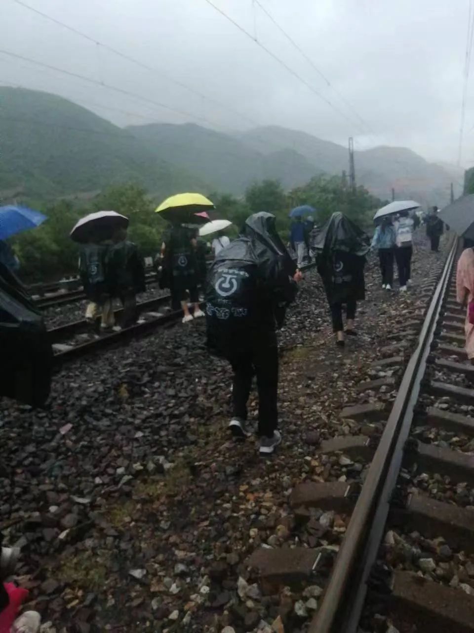 漫长的抵达：列车90小时惊险求生