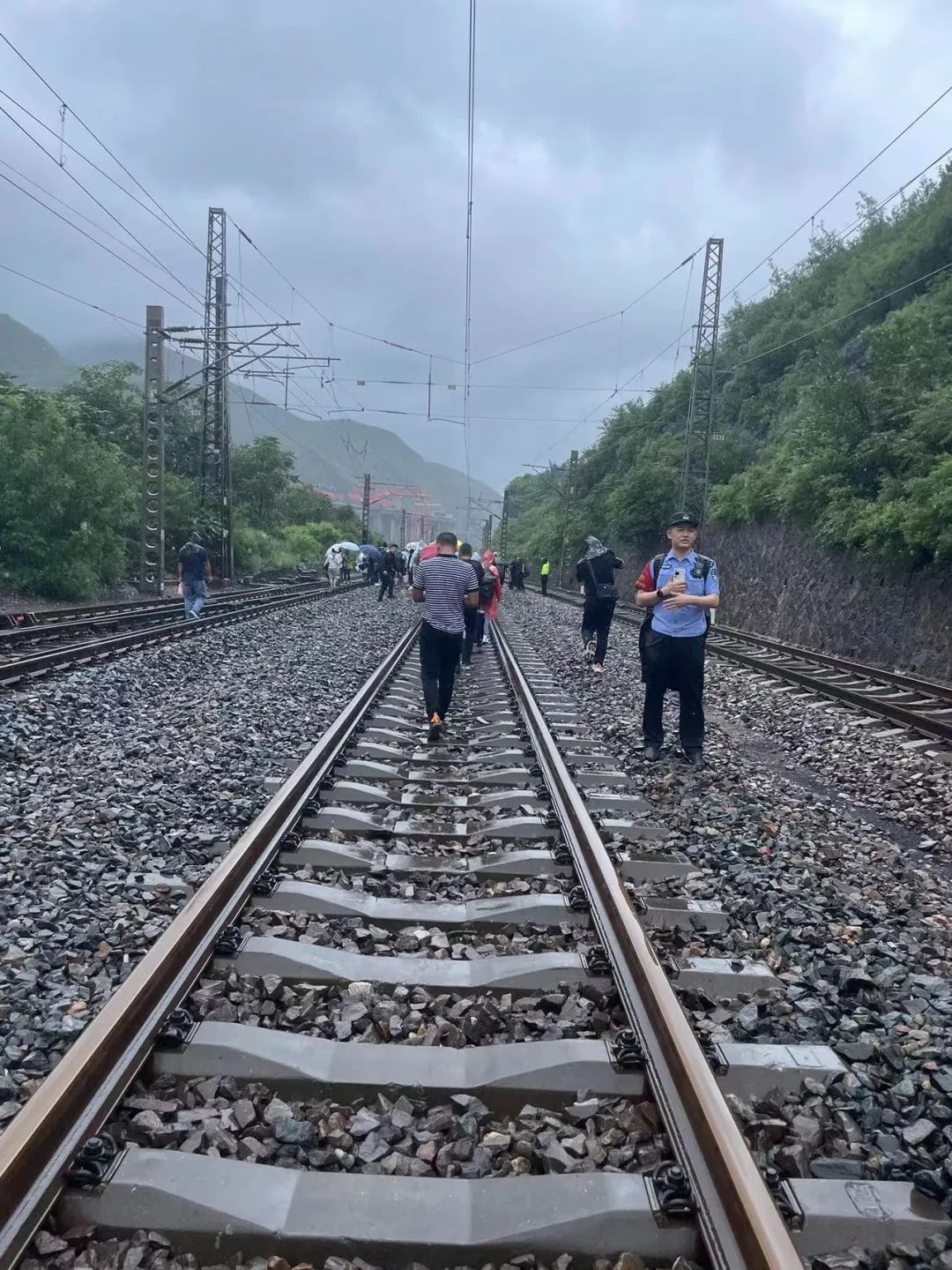 漫长的抵达：列车90小时惊险求生