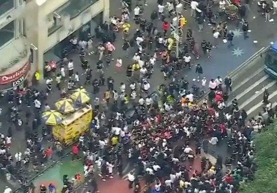 美国纽约爆发“全面骚乱”！有人点燃鞭炮袭击警察，汽车被砸毁，千万粉丝网红被拘留，发生了什么？